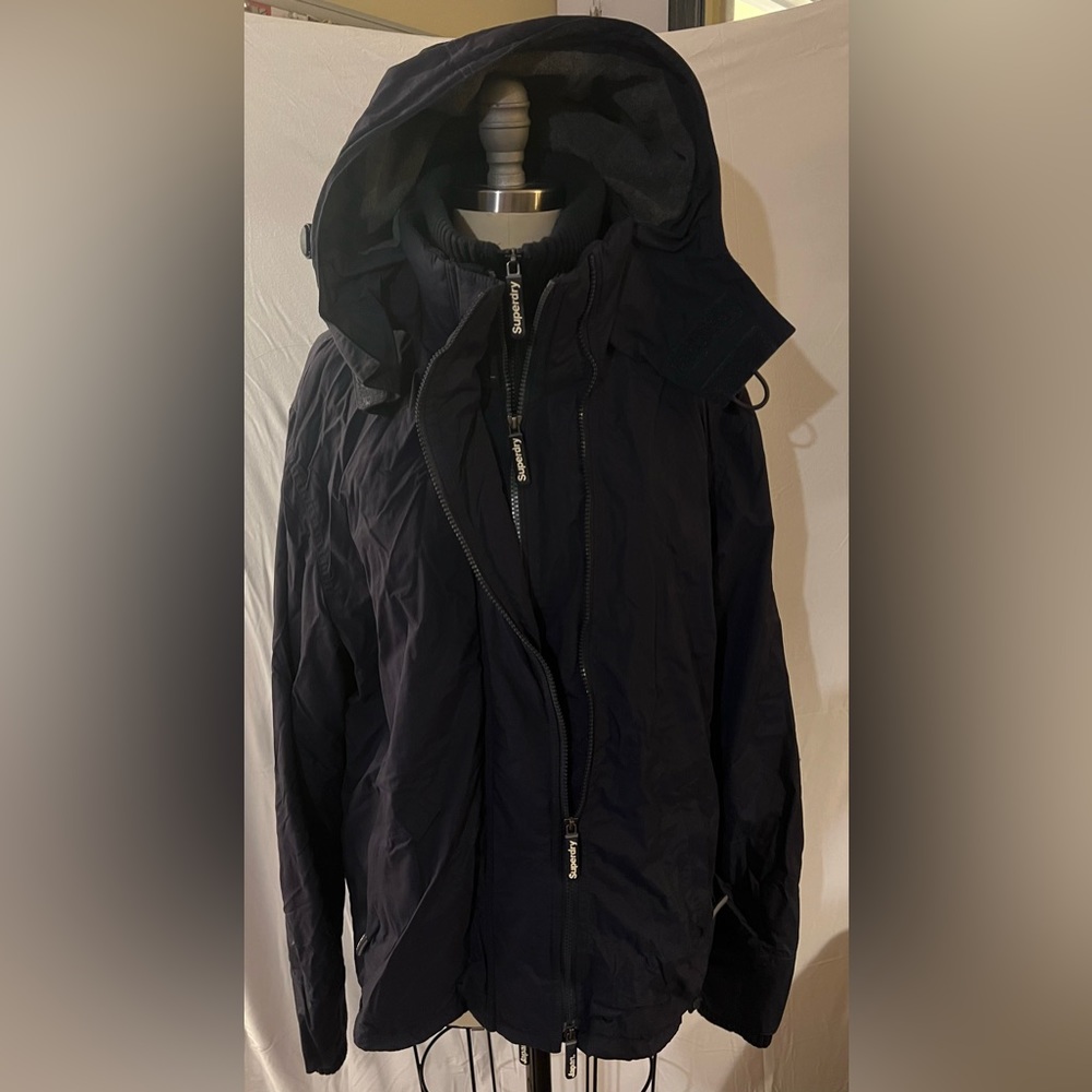 Superdry. Men’s large but fits medium. Navy blue and gray fleece inside.
